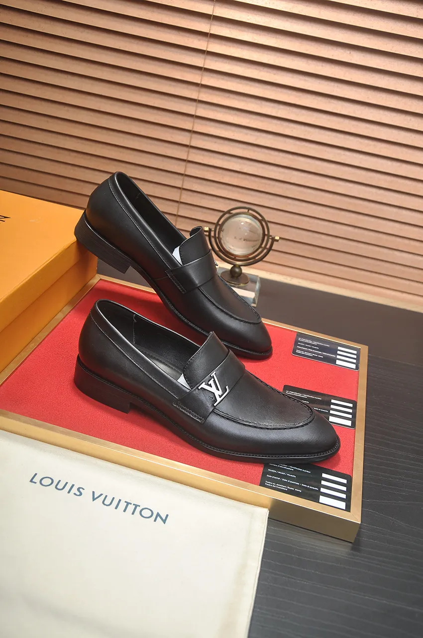 Men's men's shoes 💰540💶 [LV] (original single cowhide lining) 🍀LV's latest genuine leather business suit shoes are launched simultaneously on the official website. The first-layer cowhide imported from Italy is made of heavy gold, 💥official website 1:1 rubber outsole. Versatile to wear, high-end without losing class, and the color combination is extraordinary. This four-season style is alluring when worn on your feet, showing off your big-name flair. Standard code 38-45 (45 customized)